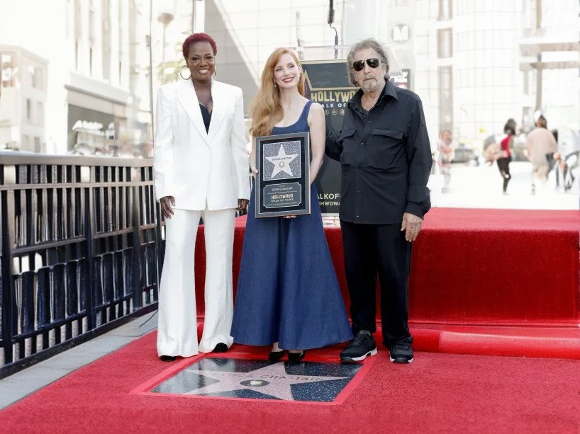 Оскароносная актриса Джессика Честейн получила именную звезду на голливудской Аллее славы. Торжественная церемония прошла в Лос-Анджелесе в четверг, 4 сентября. Её поддержали коллеги &mdash; звезды Голливуда Аль Пачино, Виола Дэвис, Октавия Спенсер, а также&nbsp;муж&nbsp;Джан Лука Пасси Де Препозуло.