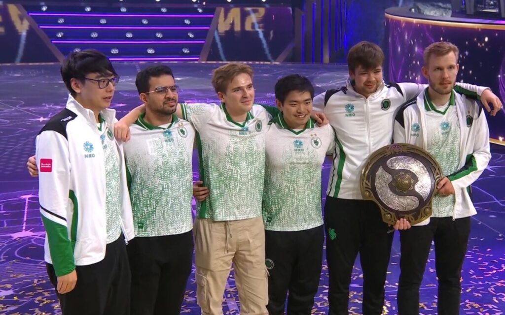 Весь состав Team Falcons с чемпионским Аегисом после победы на TI 2025: Aui_2000, ATF, skiter, Sneyking, Malr1ne, cr1t