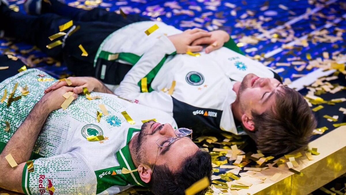 Malr1ne и ATF после победы на The International 2025 лежат на сцене