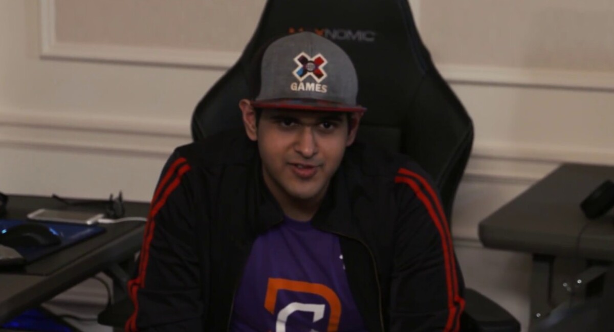 Канишка Сэм “BuLba” Сосэйл в форме DC сидит