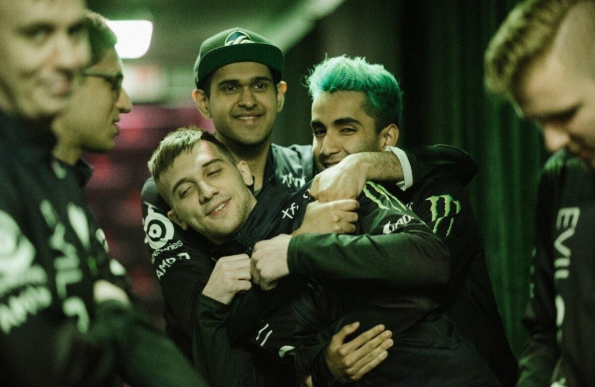 Канишка Сэм “BuLba” Сосэйл обнимается с игроками EG