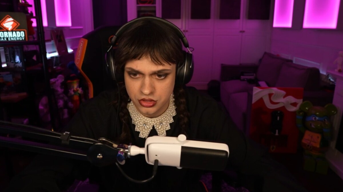 Бустер в образе Уэнздей