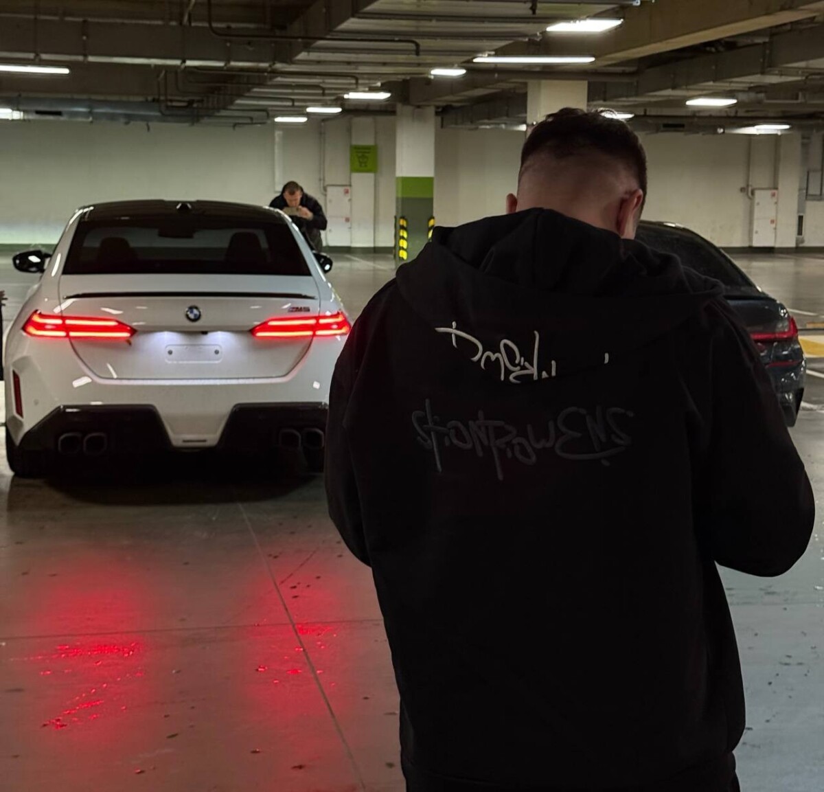 Анар Абдуллаев на фоне BMW