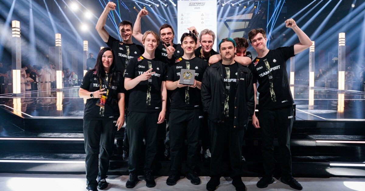 Команда Team Spirit после победы на Esports World Cup 2025