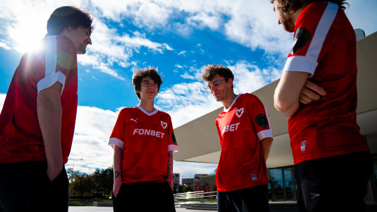 Игроки команды MOUZ в Dota 2 после матча