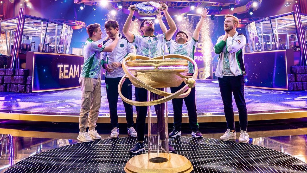 Team Falcons после победы на The International 2025 в Dota 2