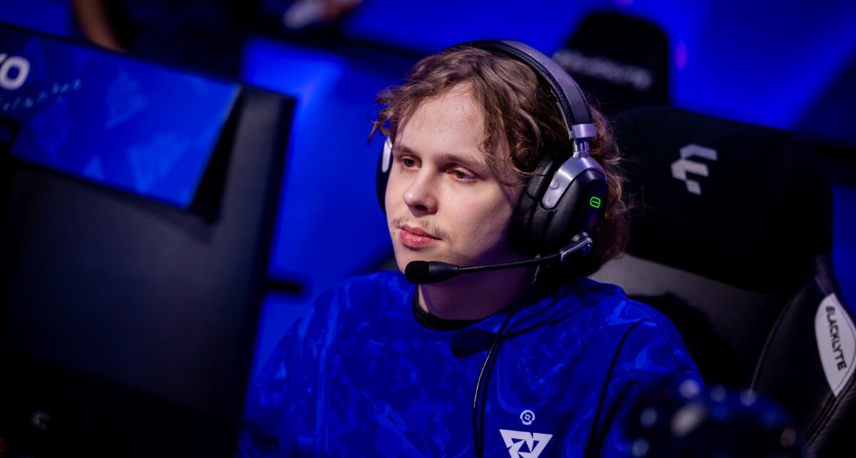 Антон &laquo;dyrachyo&raquo; Шкредов на BLAST Slam 2 по Dota 2 в форме Tundra Esports