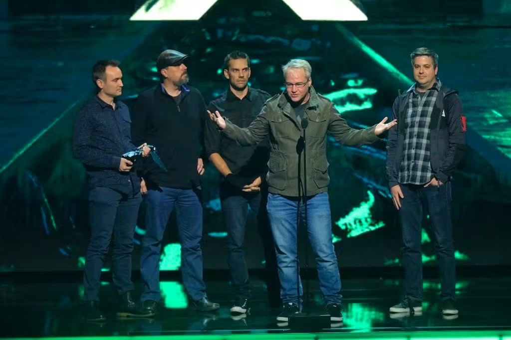 Винс Зампелла на церемонии The Game Awards 2019 получает награду за Apex Legends