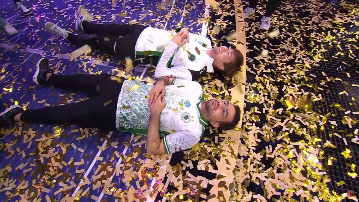 Станислав "Malr1ne" Поторак и Аммар "ATF" Ассаф лежат на сцене после победы в рамках TI 2025