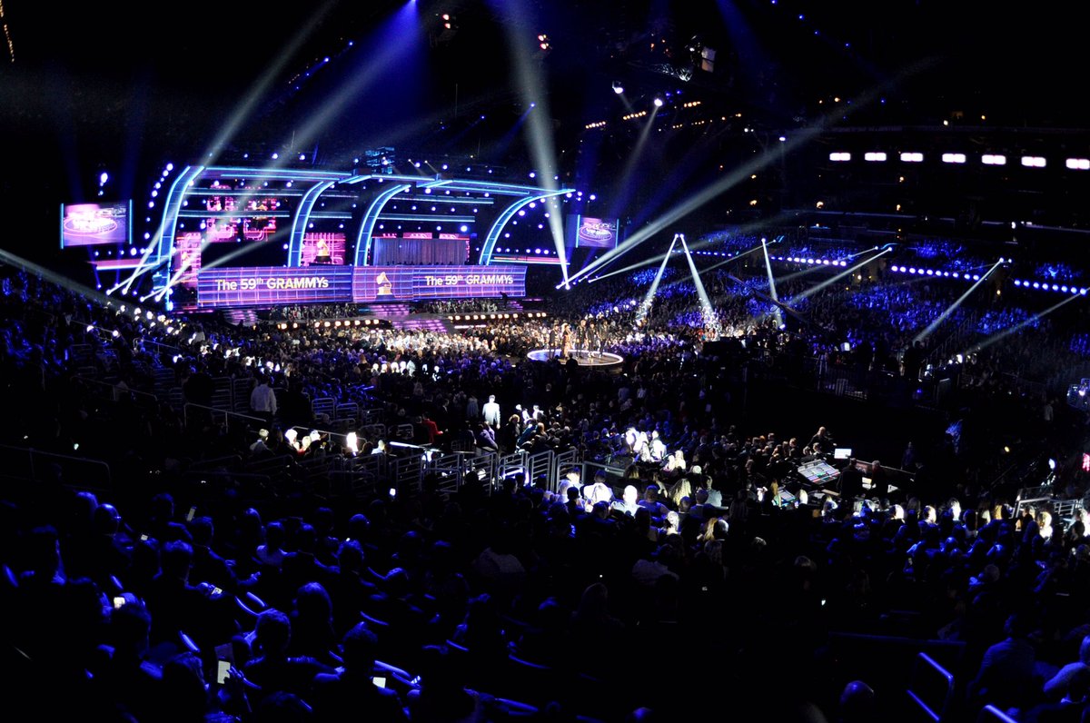 59-я церемония награждения премией "Грэмми" на сцене Crypto.com Arena