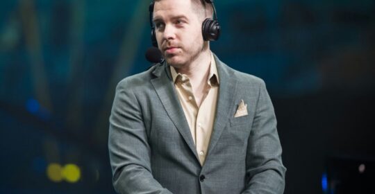 YNk о device: «Думаю, в 100 Thieves у него высокая зарплата, поэтому он и играет там»