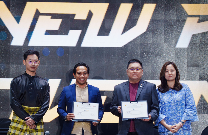 From left to right: Siew Hao Zhen, Head of Esports for Malaysia and Emerging Markets at MOONTON Games; Muhammad Naim Al Amin, President of MESF; Kelvin Tan, Secretary General of SGEA; Krystal Tan, Head of Business Development for Malaysia Esports at MOONTON Games. 