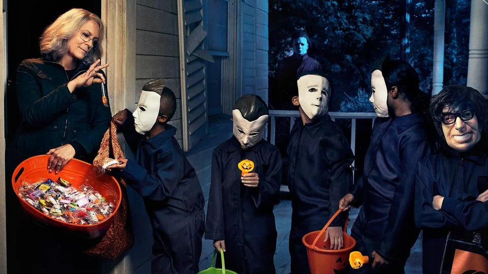 Промо-фото для фильма "Хеллоуин", с детьми в костюмах Майкла Майерса на крыльце, колядующих конфеты