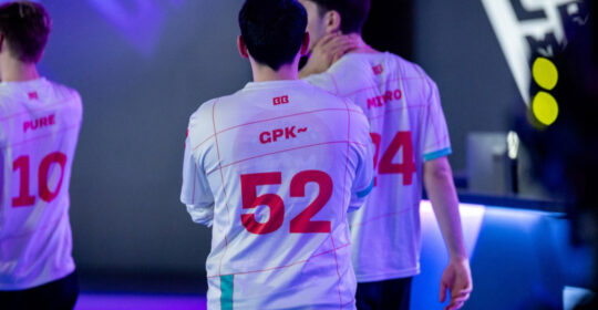 командная игра киберспортсменов на сцене турнира