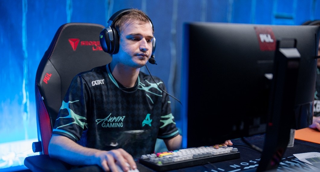 Lorenof на соревнованиях в Dota 2 в форме Aurora Gaming