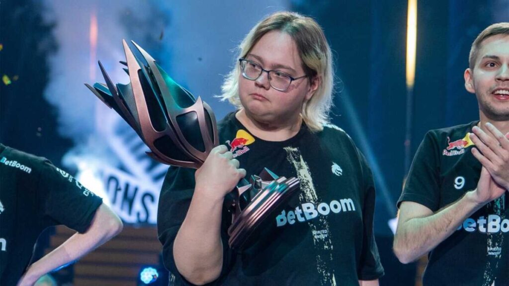Magixx и трофей PGL Astana 2025 после победы Team Spirit