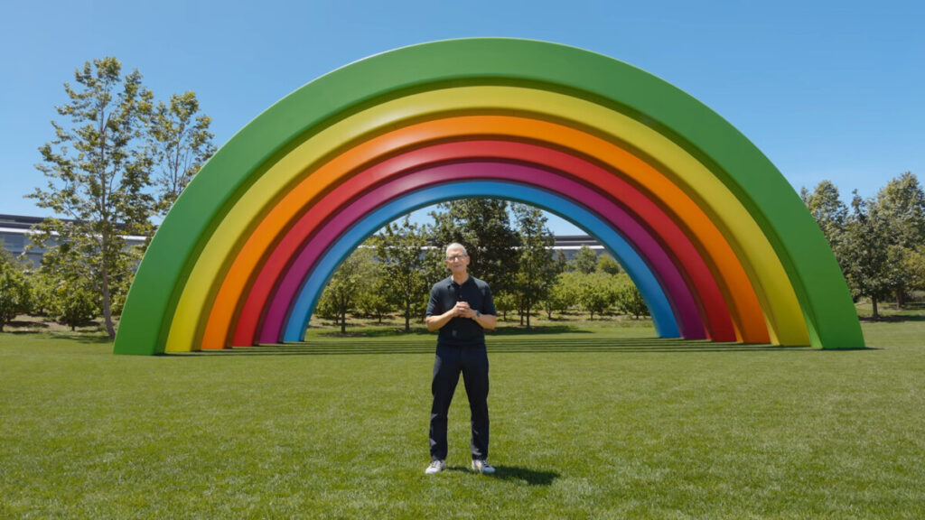 Тим Кук под радугой в Apple Park, Куппертино, на презентации WWDC 2026