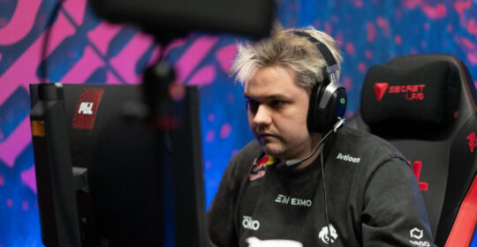 Yatoro о запретах в Team Spirit: "Если ты скачаешь другую игру — сразу штраф и минус зарплата"