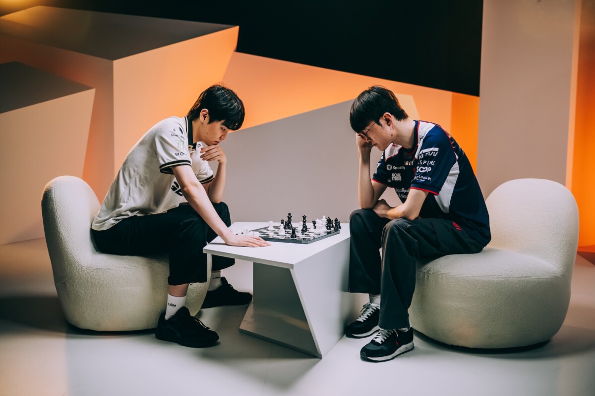 Ли "Faker" Сан Хёк и Чон "Chovy" Чи Хун играют в шахматы на той самой доске, которую EWC продадут с аукциона