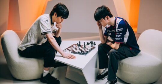 Esports World Cup 2026 выставили на аукцион шахматную доску с автографами легенд Faker и Chovy